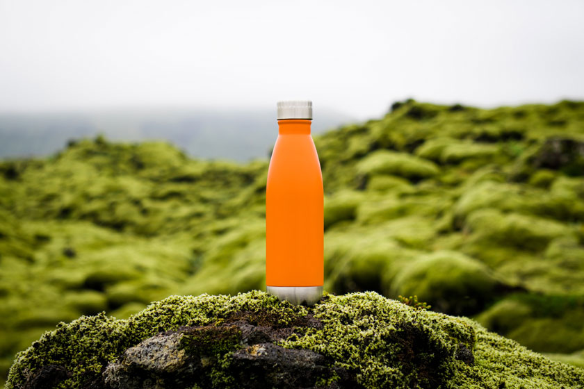 Eine Outdoor-Trinkflasche steht in der Natur