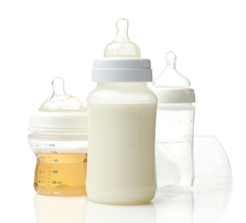 Drei Babyflaschen auf weißem Grund als Symbolbild für die Frage Wie viele Babyfaschen man braucht